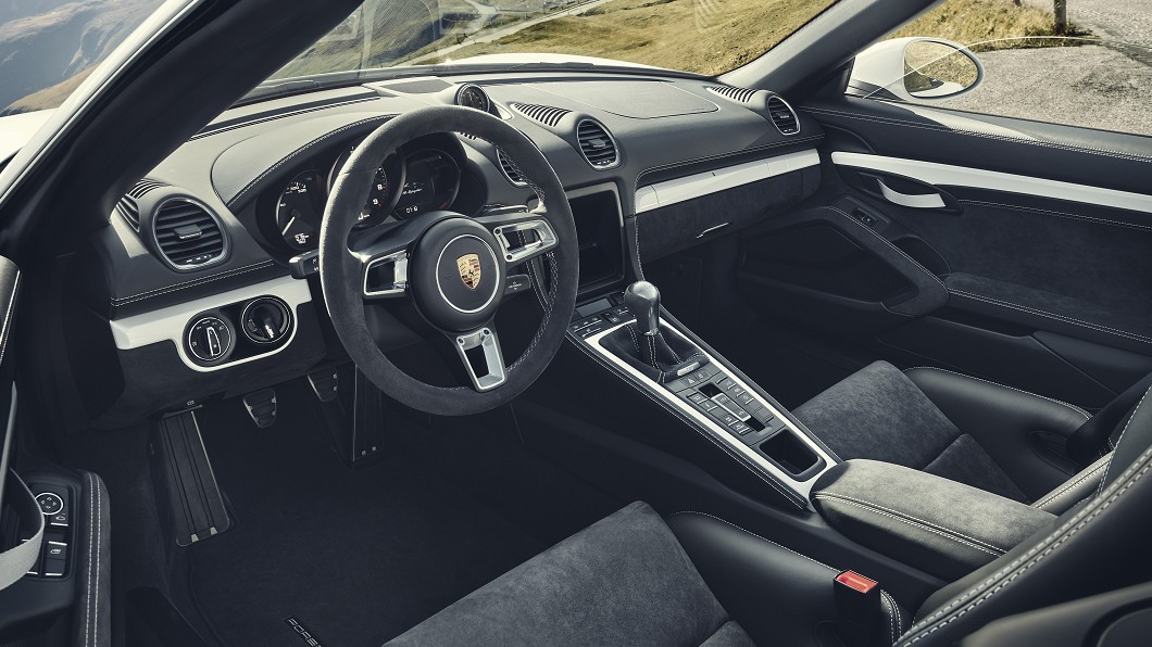 718 Cayman GT4與718 Spyder為瞄準追求純粹駕馭樂趣買家,原先僅提供6速手排單一配置。(圖片來源/ Porsche)