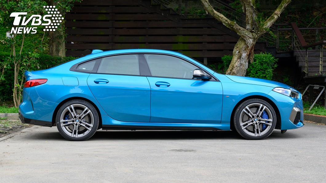 M235i xDrive Gran Coupe的車身長度比以90年代的3系列還要長。