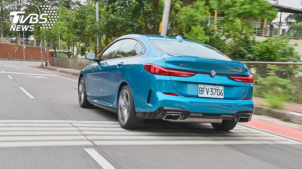 2 Series Gran Coupe配置了雙出方型運動化尾管。