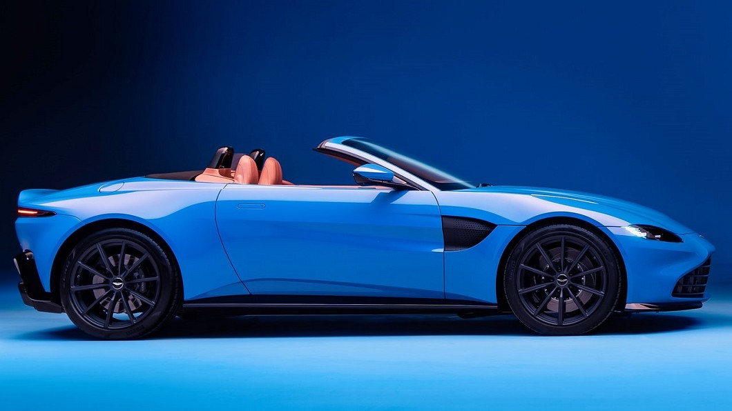 德哥形容Vantage Roadster車側採可樂瓶曲線,看起來額挪多姿。(圖片來源/ Aston Martin)