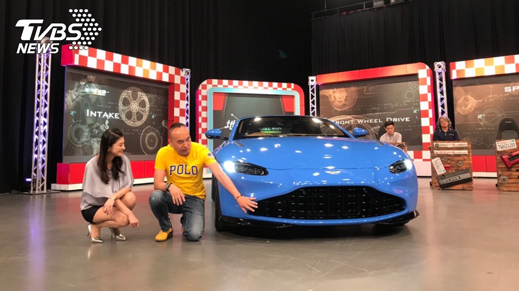 德哥在《地球黃金線》中介紹Vantage Roadster。(圖片來源/ 地球黃金線)