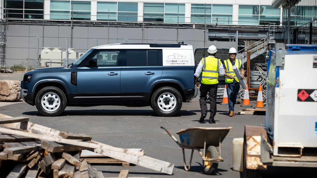 Defender在營造工程環境中也能勝任。(圖片來源/ Jaguar Land Rover )