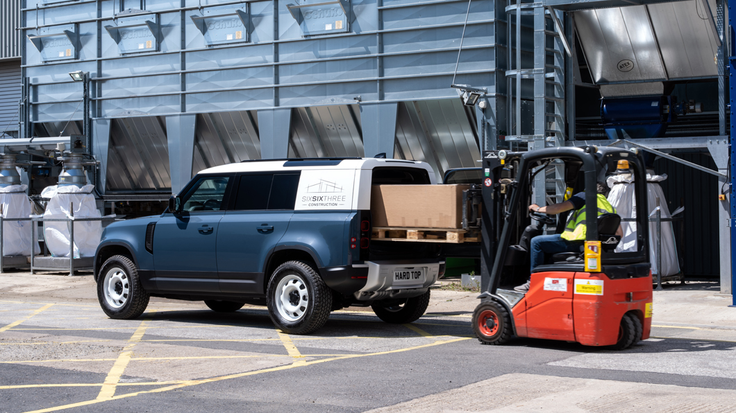 初代Defender即已推出Hard Top可拆卸車頂車型，但全新車型僅提供商用、公務的用途，目前無可拆頂的設計。(圖片來源/ Jaguar Land Rover )