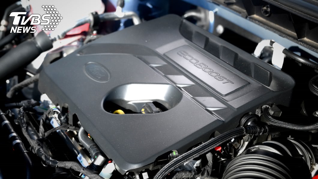 動力表現方面,Kuga 180旗艦型採用的是1.5升三缸渦輪增壓引擎,可以輸出180ps的最大馬力。