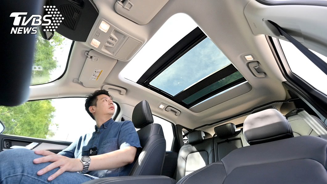 在Kuga 180旗艦款車上也可以見到大面積全景天窗的搭載。