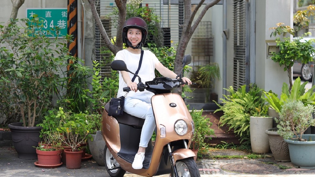 emoving Shine、Bobe免加油、免牌、免照、免驗車及免燃料稅的五免特性最適合買菜或短程代步。(圖片來源/ emoving)