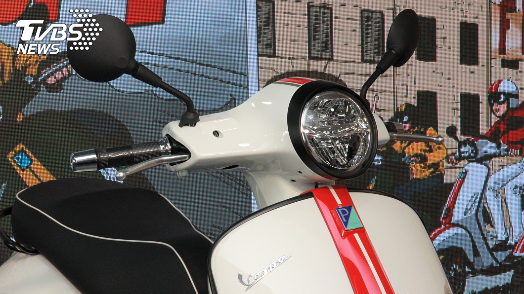 Vespa GTS 300 Racing Sixties車上也可以見到消光黑色細節點綴。