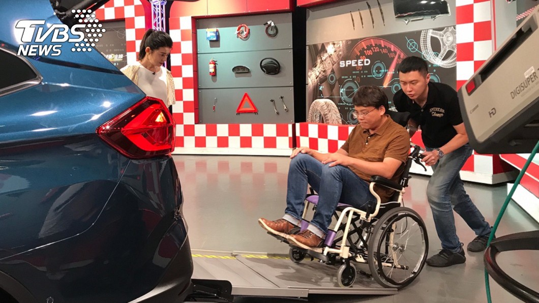 全民試車手廖怡塵在《地球黃金線》中與汽車網站創辦人小七一起示範URX 5+1使用情況。(圖片來源/ 地球黃金線)