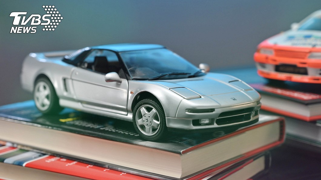 Honda在80年代時,想打造一部能夠與法拉利匹敵,可靠性更高,價格卻更低廉的超級跑車。