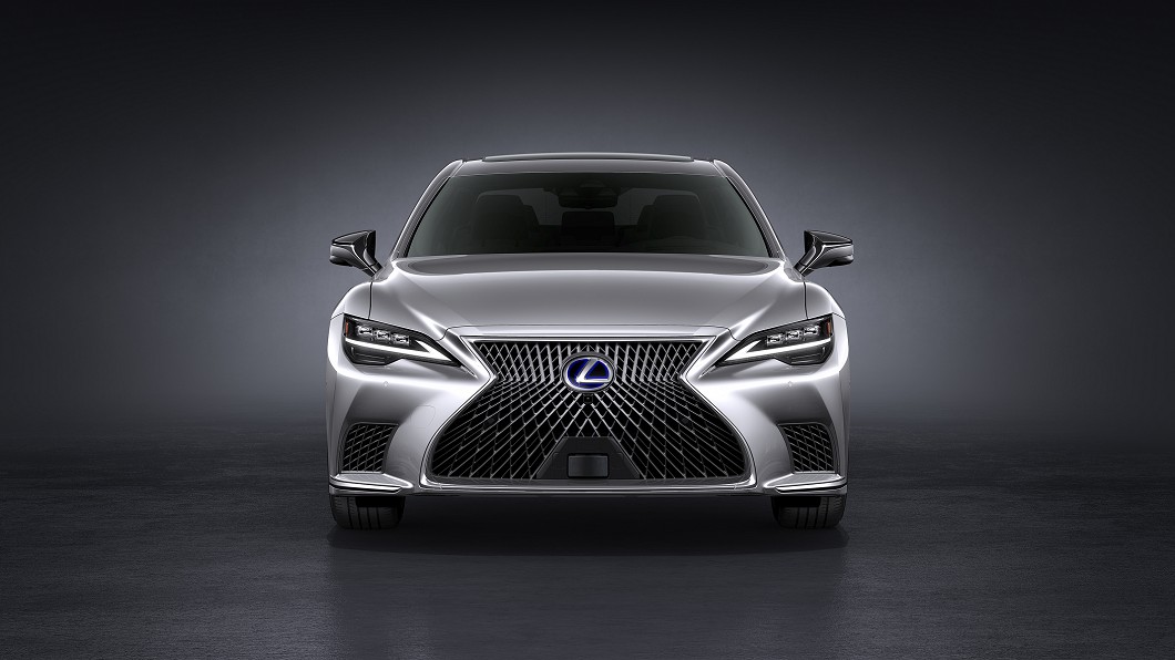 小改款最明顯改變在於頭燈與前保桿造型。(圖片來源/ Lexus)