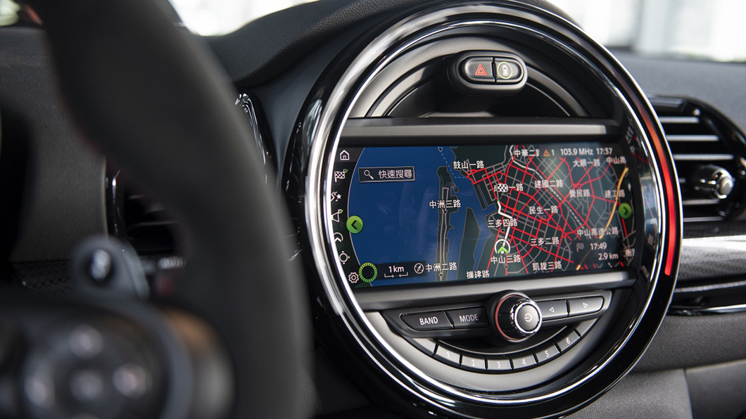 中央8.8吋原廠導航系統結合Apple CarPlay功能與Harman/Kardon高傳真音響系統。(圖片來源/ MINI)
