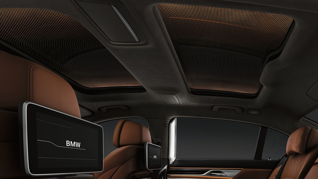 可納入車外星光的Sky Lounge全景式電動玻璃天窗,可以讓旅程更加愜意。(圖片來源/ BMW)