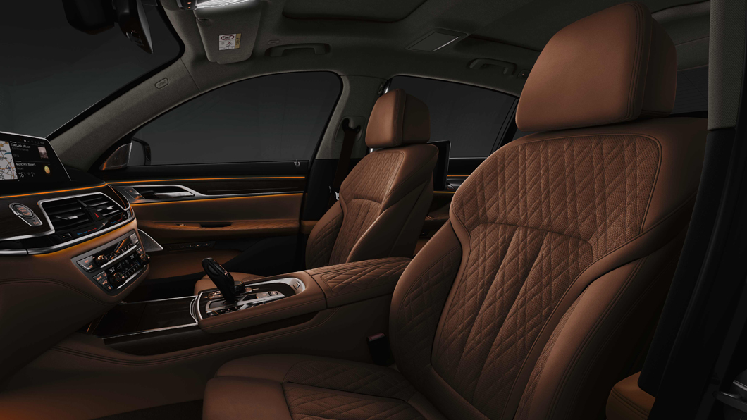 BMW 7系列Exclusive Edition層峰旗艦版,全車室使用觸感細緻柔軟的頂級Nappa真皮座椅。(圖片來源/ BMW)