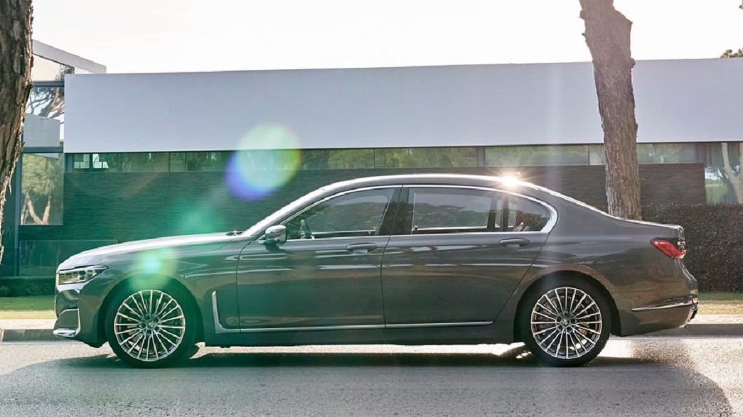 BMW 7系列拉長軸距,提供更寬敞的車室空間。(圖片來源/ BMW)