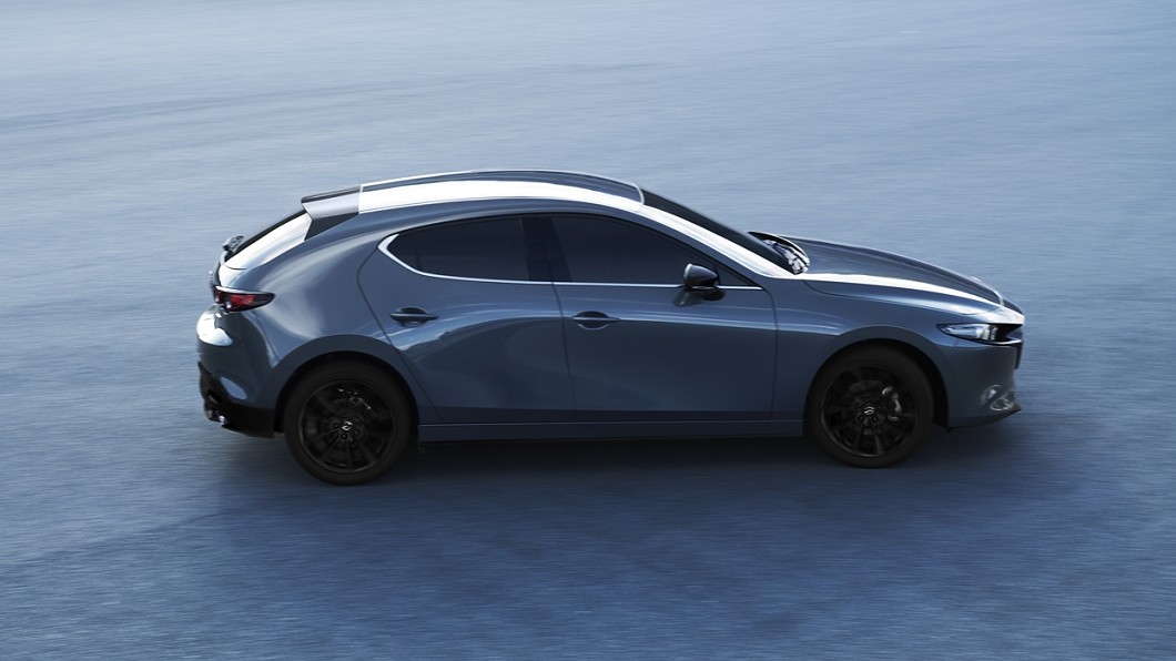 五門車型則提供全新「極境灰」車色,完美演繹MAZDA3簡潔單一律動與流暢光影折射的耀眼外型。(圖片來源/ Mazda)