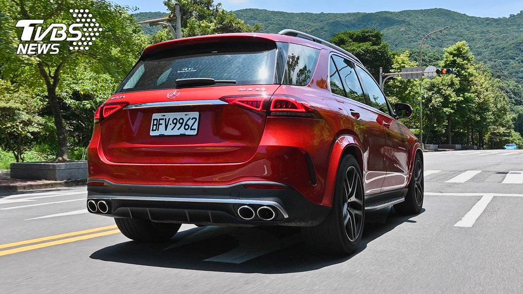 GLE 53 4Matic+原廠即標配氣壓懸吊系統，透過模式的切換可以主動調整車高。