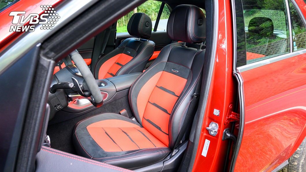 在內裝方面，GLE 53 4Matic+的整體格局和標準版並無太大不同。