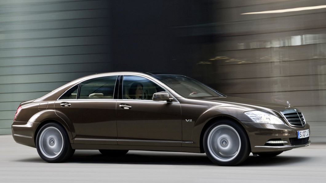 2010年M-Benz S-Class車身流線也相當優美。(圖片來源/ M-Benz)