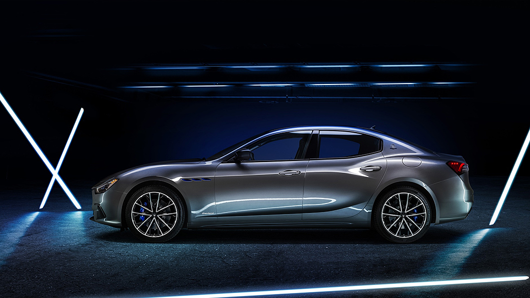 Ghibli Hybrid搭載2.0升四缸渦輪增壓引擎搭配BSG啟動馬達發電機、eBoost電子增壓器與48V電池組,可爆發330匹最大馬力,0-100km/h加速為5.7秒。(圖片來源/ Maserati)