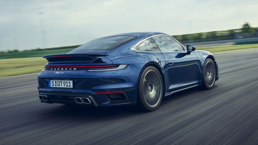 全新911 Turbo的造型設計融入更多肌理線條。車身在前輪距部份加寬了45mm。(圖片來源/ Porsche)