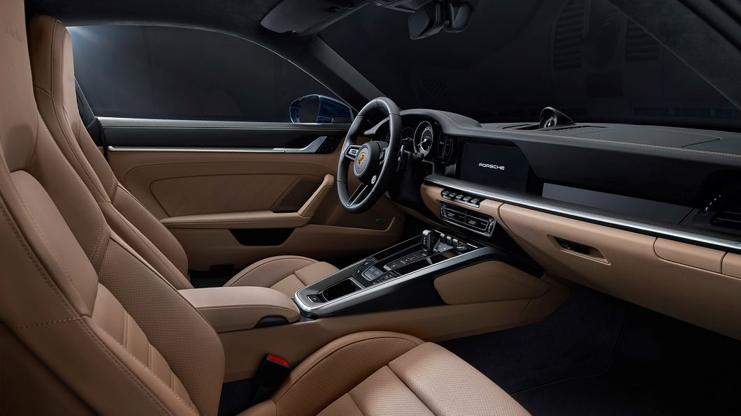 全新911 Turbo提供了現代化的內裝鋪陳,基本元素與911 Carrera車型上的駕駛座艙功能一致。(圖片來源/ Porsche)