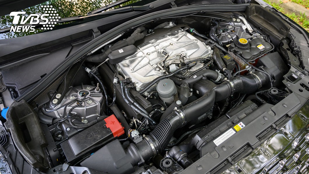 動力方面是Velar SVAD的最大亮點,採用5.0升V8機械增壓動力,可以創造出550ps的最大馬力。