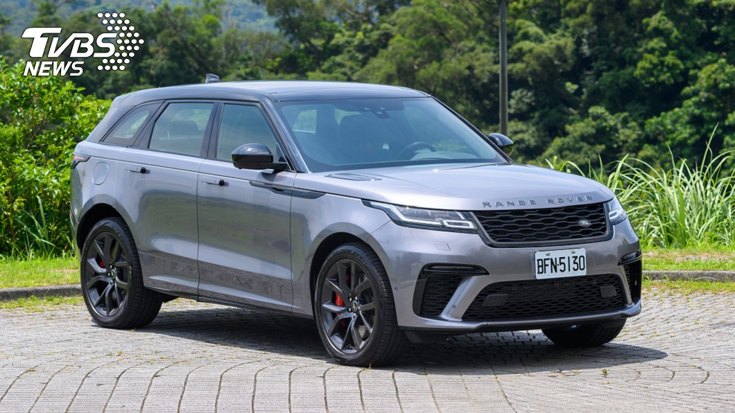 Velar SVAD仍然保有簡潔俐落的外觀線條,並沒果過度的裝飾刻意強調性能味。