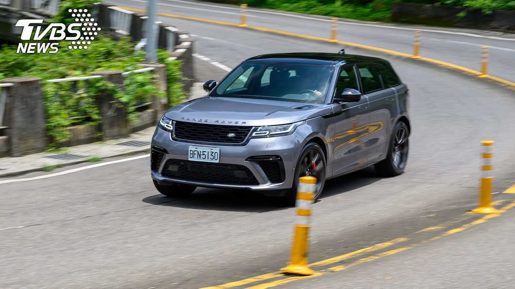 強悍的動力表現也沒讓人失望,讓這部車重將近2.1噸的SUV,在4.5秒完成0-100km/h加速。