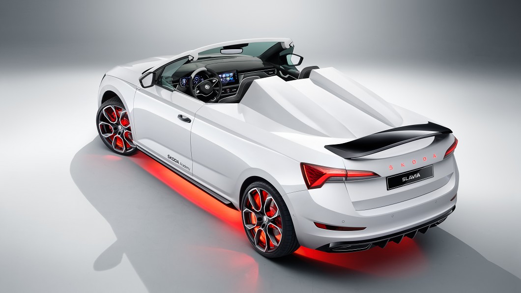Slavia不但改為雙座敞篷車，還導入Speedster式駝峰設計。(圖片來源/ Škoda)