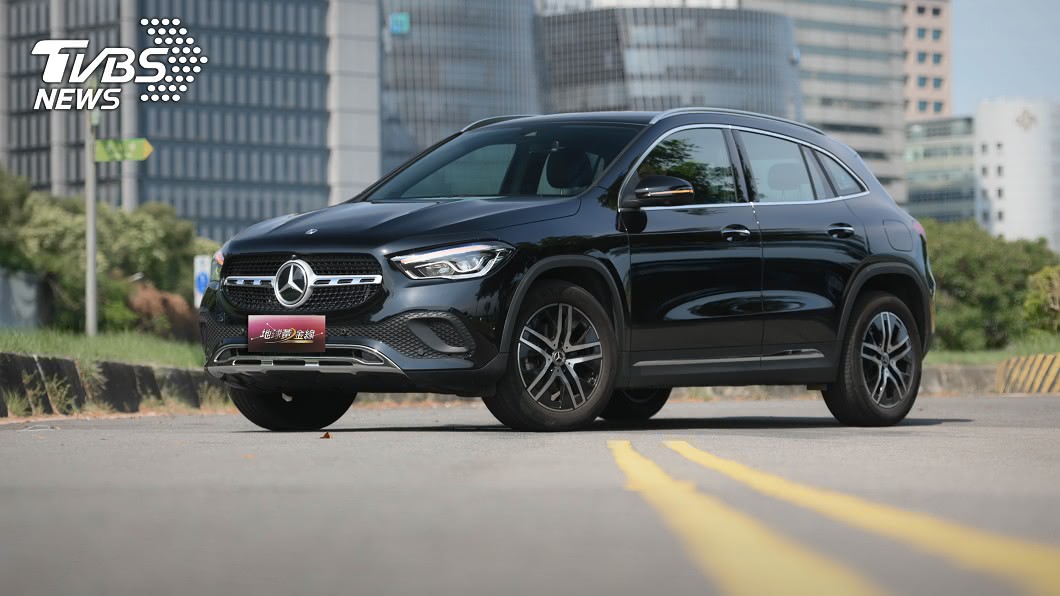 SUV與跨界休旅是目前消費市場主流,圖為M-Benz GLA 200。(圖片來源/ TVBS)