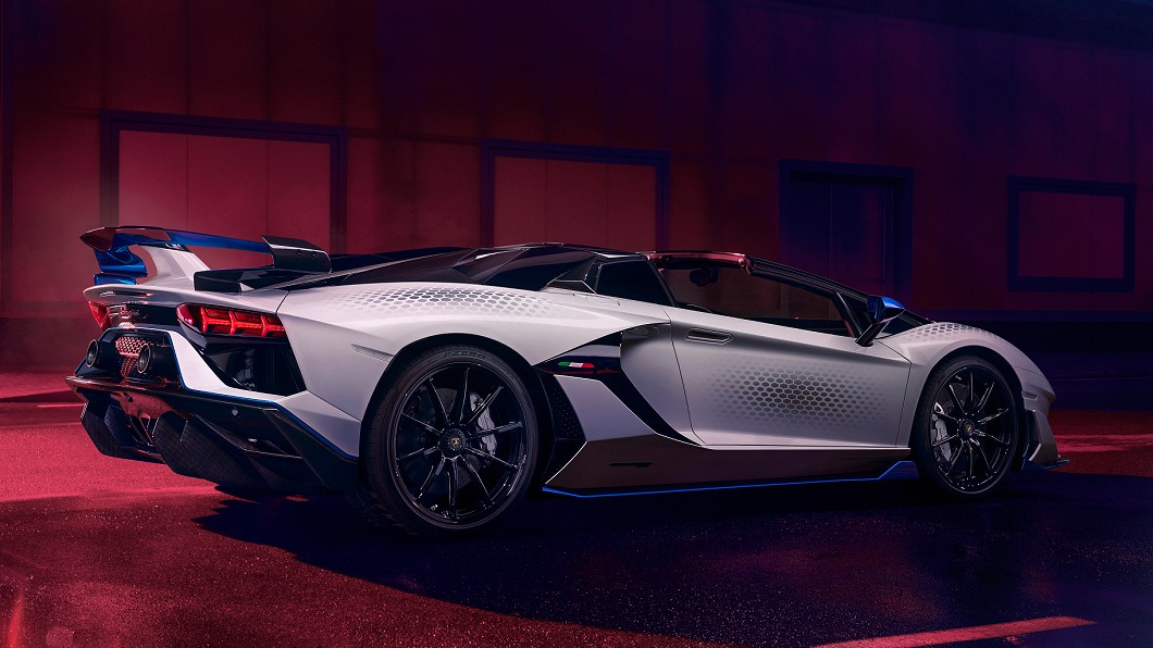 外觀與內裝大量採用六角形元素點綴。(圖片來源/ Lamborghini)