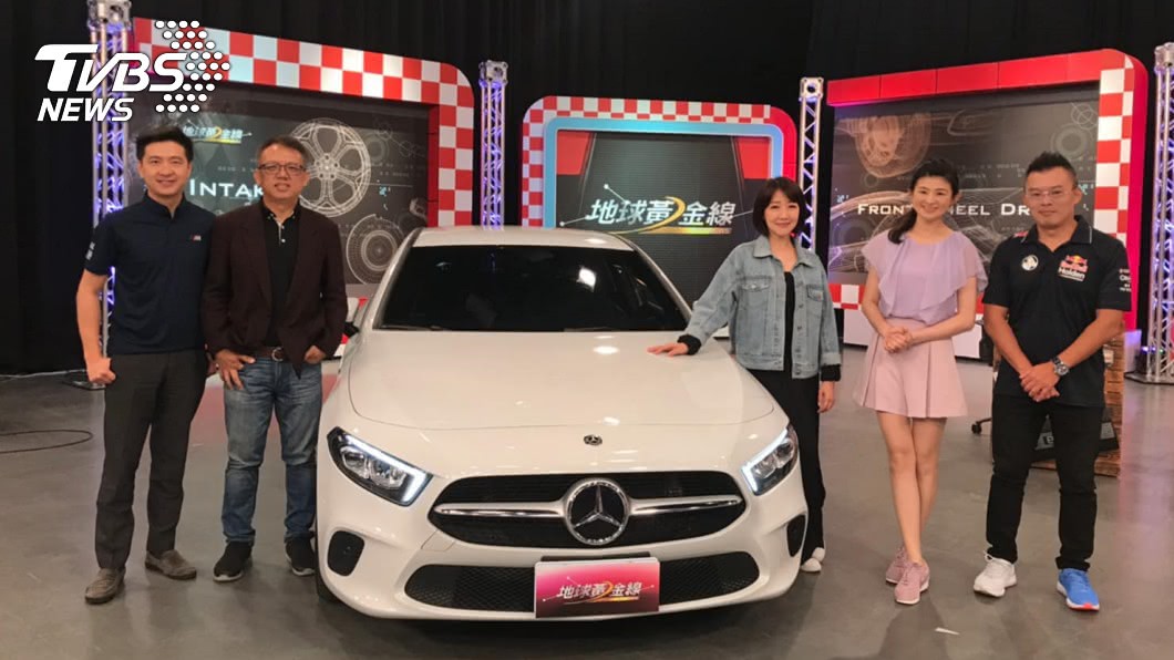 余皓然帶自己的愛車M-Benz A200來到《地球黃金線》。(圖片來源/ 地球黃金線)