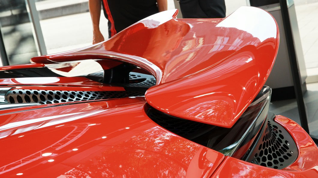 McLaren 765LT具備三種模式的主動式尾翼更提升60mm並增加20%面積，未作動狀態下仍能夠提供更高的下壓力。