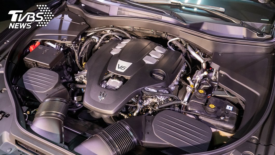 3.0升V6雙渦輪引擎可輸出350匹最大馬力與51.0公斤米扭力輸出,搭配八速手自排變速箱,0-100km/h加速只需6.0秒。