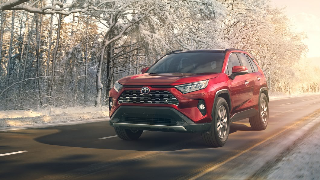 Toyota RAV4雖然是進口車的身分，但最低不到百萬的價格，讓消費者有用國產車價格買到進口車的超值感受。(圖片來源/ Toyota)