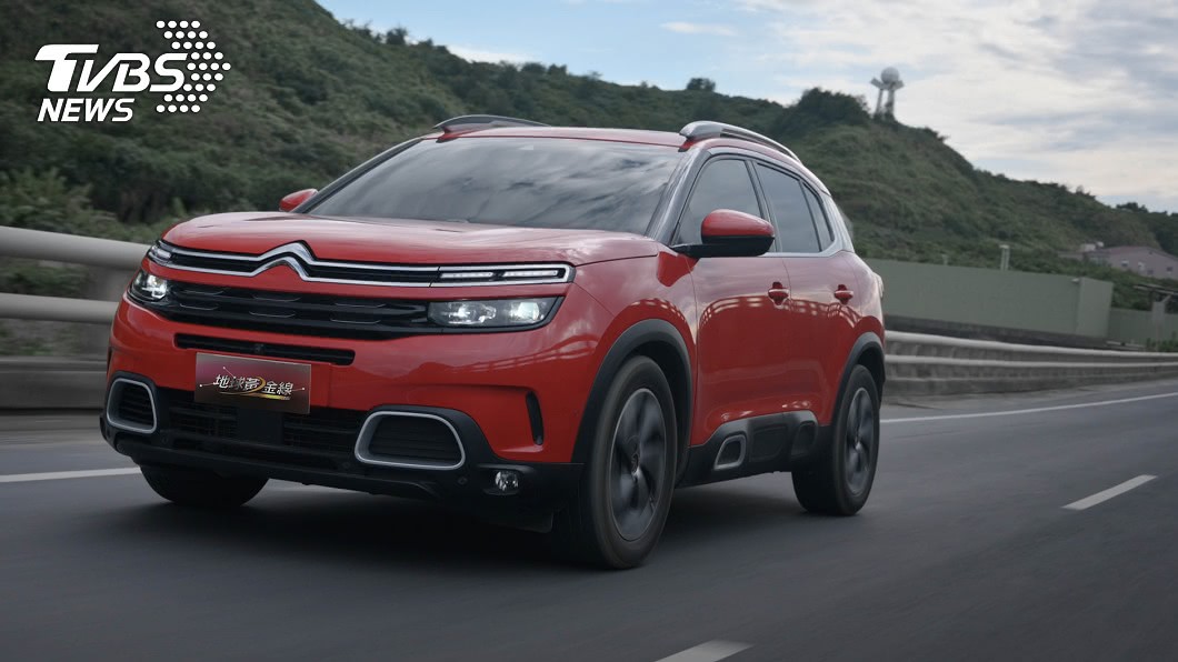 為了追求極致舒適性,C5 Aircross全車系都標配PHC魔毯液壓懸吊系統。