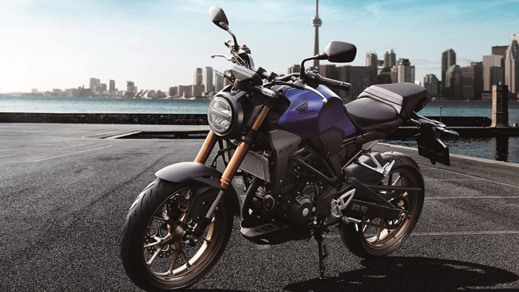 Honda CB300R雖然座高不低,但是跨上後會發現因坐墊前方削薄設計,因此也並不會有太大負擔。(圖片來源/ Honda)