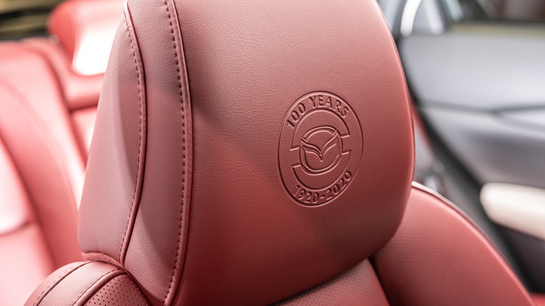 座椅頭枕烙印上100週年紀念廠徽。(圖片來源/ Mazda)