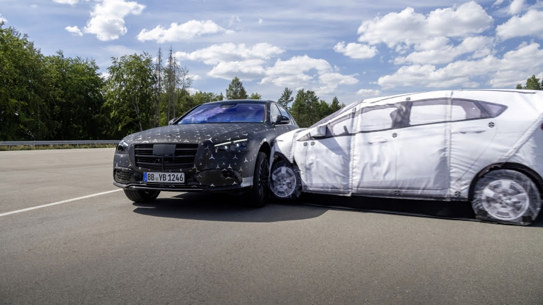 當面臨側邊撞擊時，S-Class能主動抬起單邊車身，以車輛較強壯的主結構抵擋衝擊保護車內乘員。(圖片來源/ M-Benz)