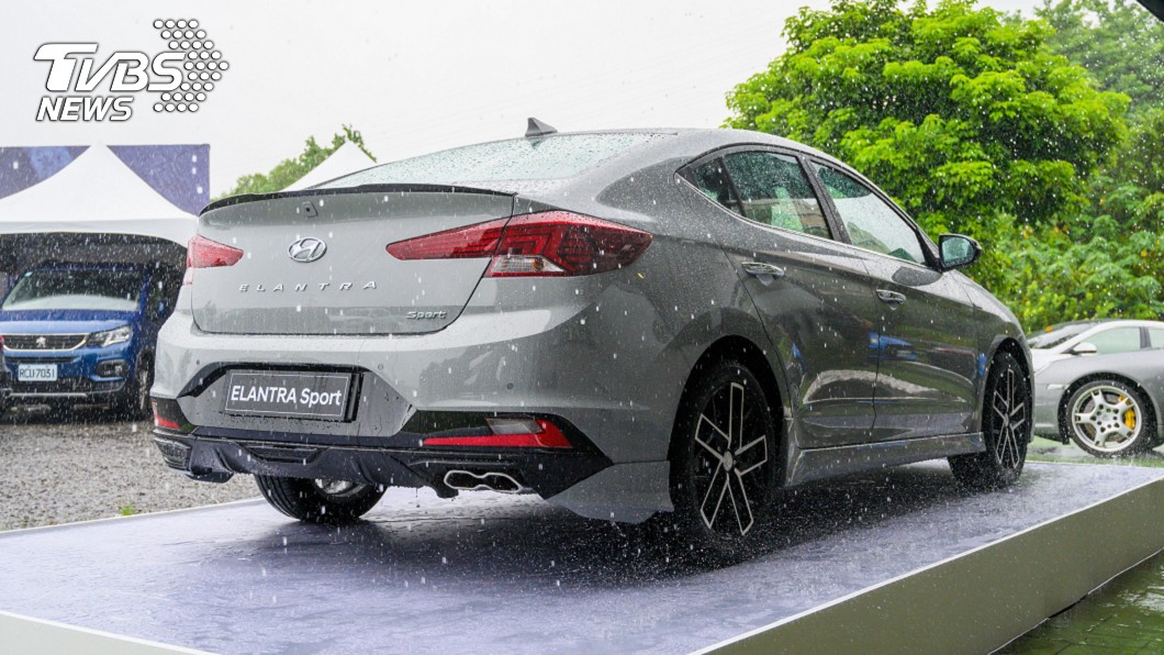 Elantra Sport帶來類似雙門跑車的流暢車頂線條。