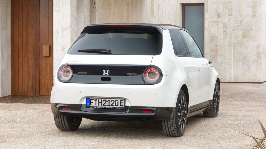 在2019日內瓦車展中發表的全新電動掀背車Honda e,有著近似於Honda Fit的身形,加上N600的仿古元素。(圖片來源/ Honda)