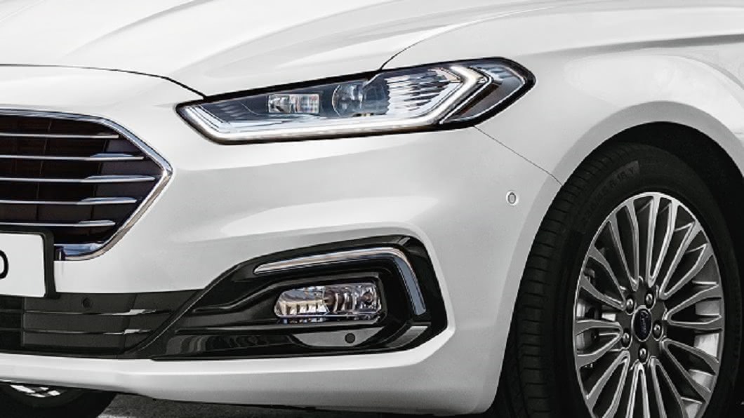 車上搭載的Dynamic LED智慧頭燈,具備AFS頭燈主動式轉向照明輔助系統,並整合AHB自動遠光燈。(圖片來源/ Ford)
