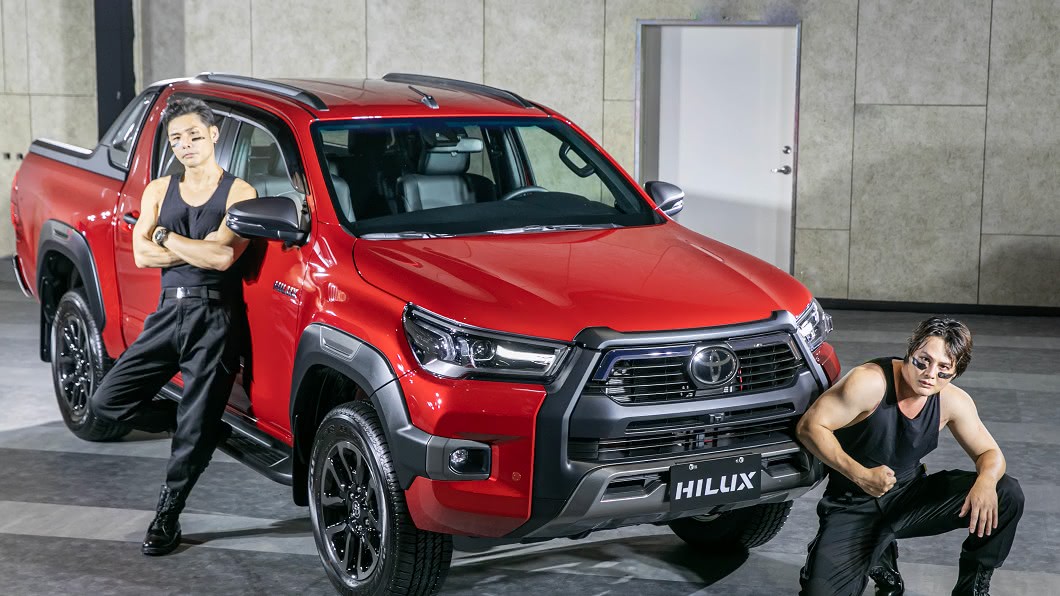 小改款Hilux採用一體式水箱護罩及LED Bi-Beam頭燈組。(圖片來源/ Toyota)