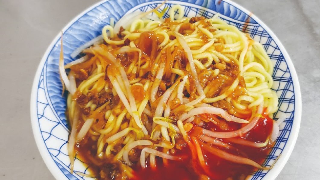 超過 50 年歷史的「阿坤麵」,人氣組合是特製醬料的乾麵。(圖片來源/ Michelin Guide)