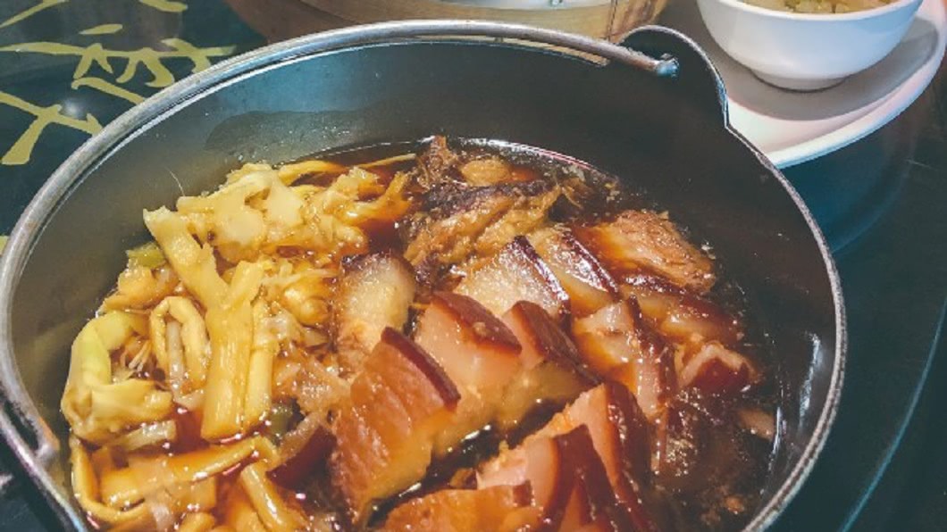 「彭城堂」布置充滿懷舊趣味,古早味封肉刈包、豬油拌飯、剉冰等料理,讓人倍感溫馨。(圖片來源/ Michelin Guide)