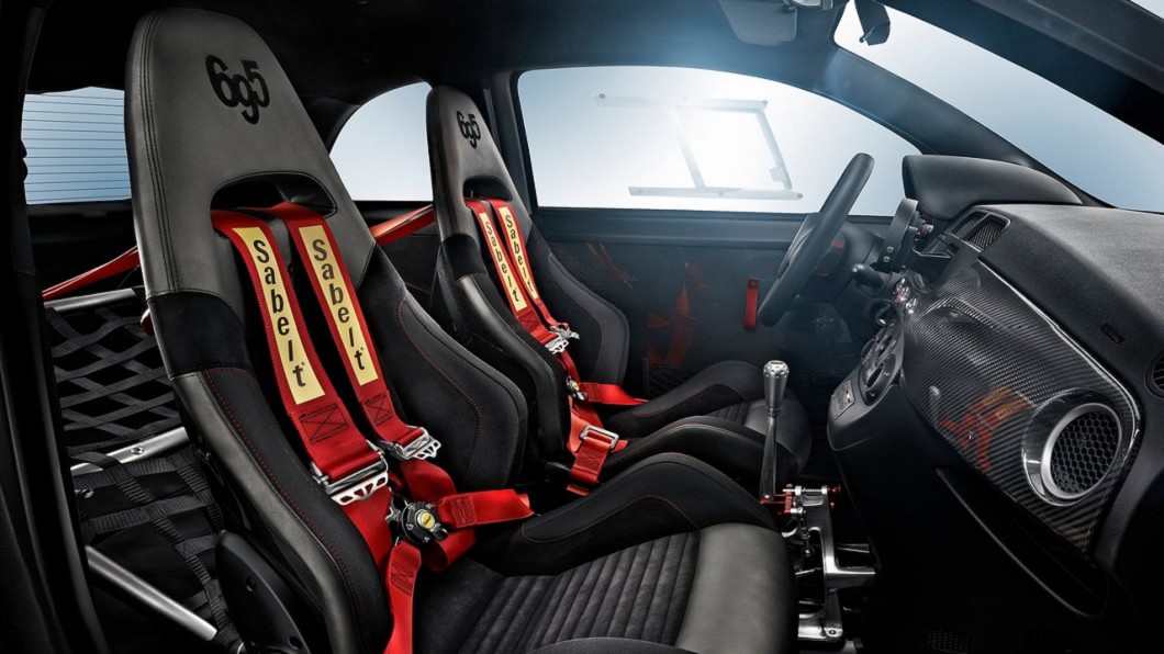 Abarth 695 Biposto僅有雙座設計,且搭載賽車座椅,內裝相當競技。(圖片來源/ Fiat)