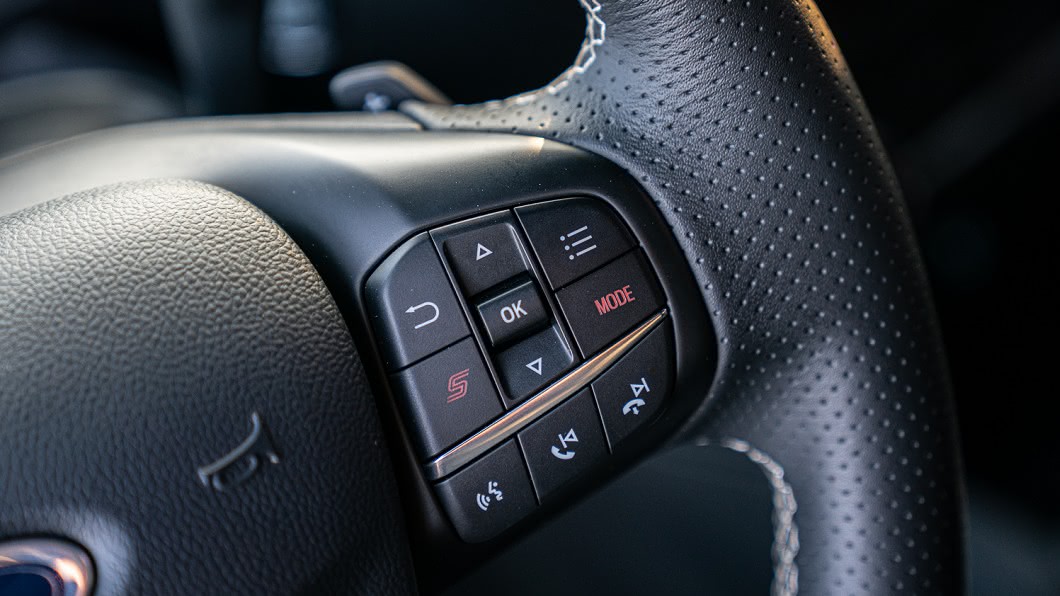 內裝部分,Ford Focus ST Wagon採用運動碳纖維紋路飾板搭配闇黑頂篷,營造絕對性能氛圍。(圖片來源/ Ford)