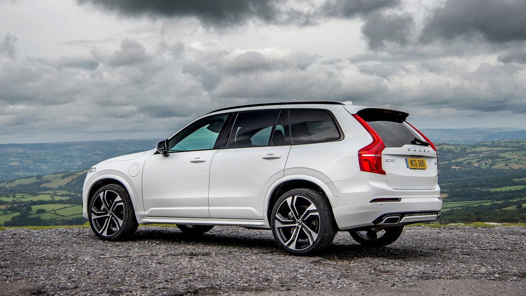 XC90 T8 PHEV 雙能電動科技輕鬆輸出 407hp 與 65.3kgm 的最大出力,而插電式充電電池設計允許其純電行駛距離 49 公里,純電行駛極速可達 125km/h 水準,結合高速用油、低速用電的行車方式,油耗擁有 47.6 km/L 的驚艷表現。(圖片來源/ Volvo)