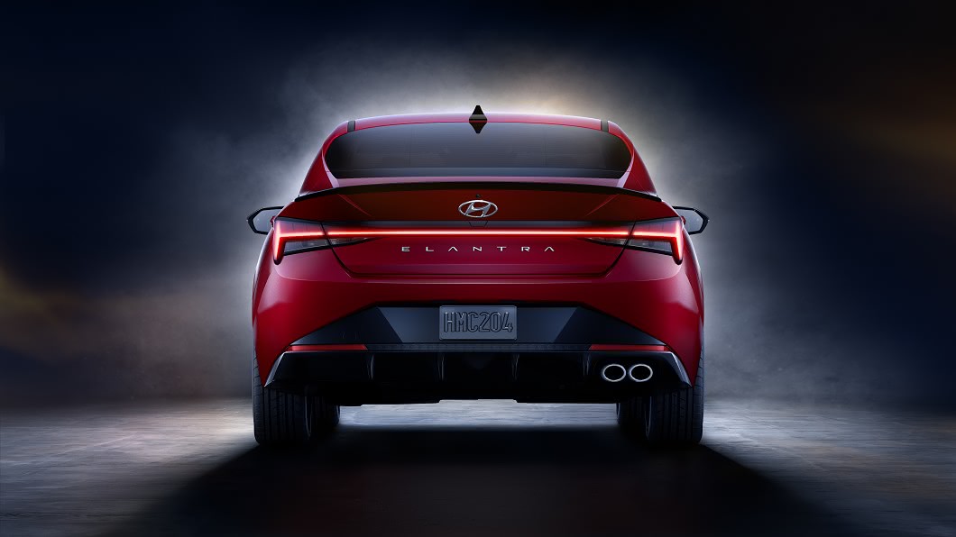 Elantra N Line車尾採用一體式LED尾燈,加上下擾流及雙出樣式排氣式管。(圖片來源/ Hyundai)