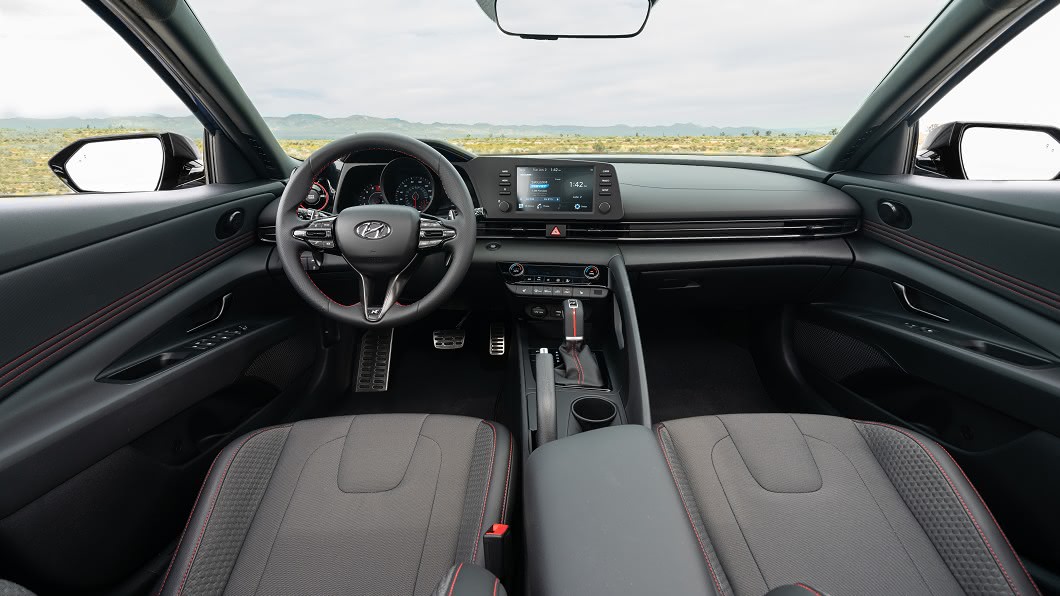 Elantra N Line車艙內運用紅色縫線點綴,呈現運動化風格。(圖片來源/ Hyundai)